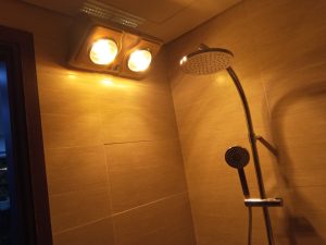 khoảng cách an toàn giữa đèn sưởi và vòi sen