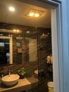 khoảng cách an toàn giữa đèn sưởi và vòi sen