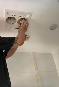 cách tháo lắp bóng đèn sưởi