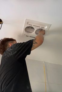 Cách Tháo Lắp Bóng Đèn Sưởi Nhà Tắm Tại Nhà